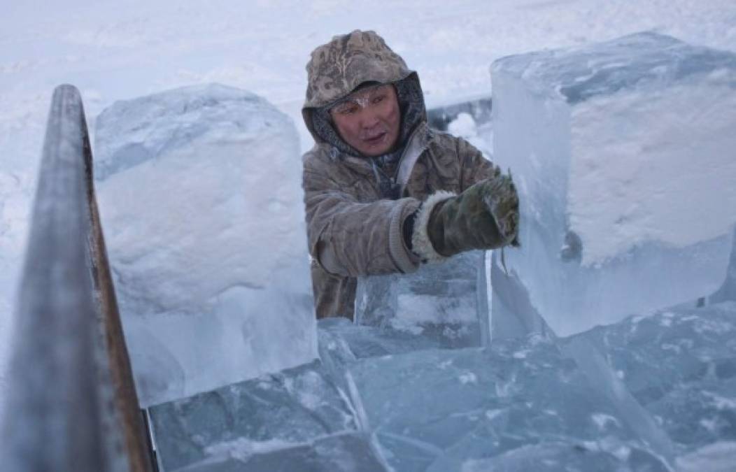 En este lugar el invierno dura nueve meses. Los locales obtienen el agua potable rascando el hielo del río.