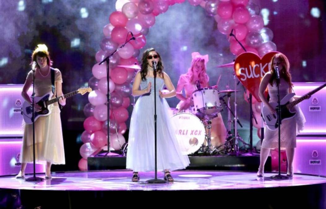 Charli XCX durante su presentación en los American Music Awards 2014.