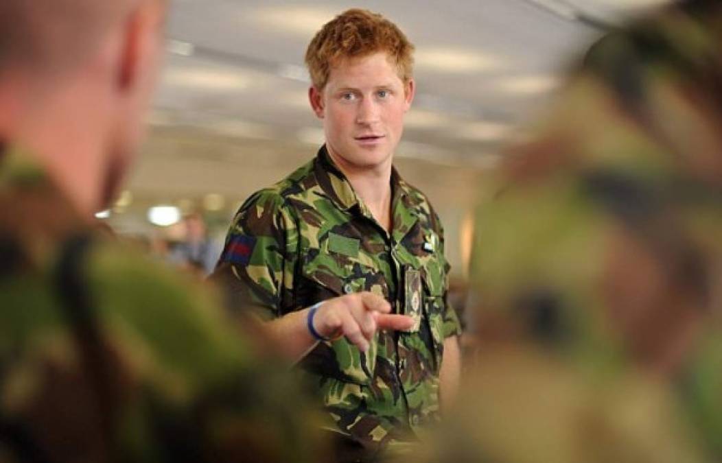 Harry fue captado realizando el mismo gesto durante su servicio en el ejército británico en 2010.