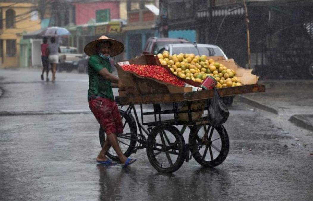 Las proyecciones del NHC indican que el ojo de la tormenta tocará tierra al este de la capital dominicana en las próximas horas, en la zona del aeropuerto internacional de Las Américas, aunque el país amaneció este jueves sin precipitaciones ni viento.<br/>