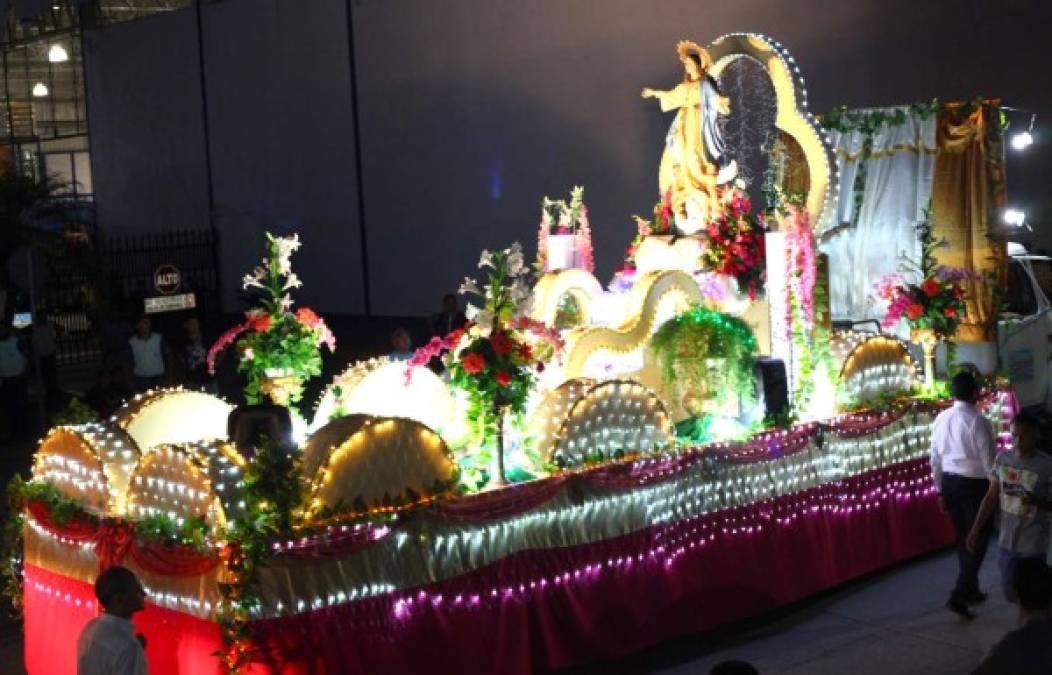 25 vistosas e iluminadas carrozas dieron su recorrido por la tercera avenida porteña.