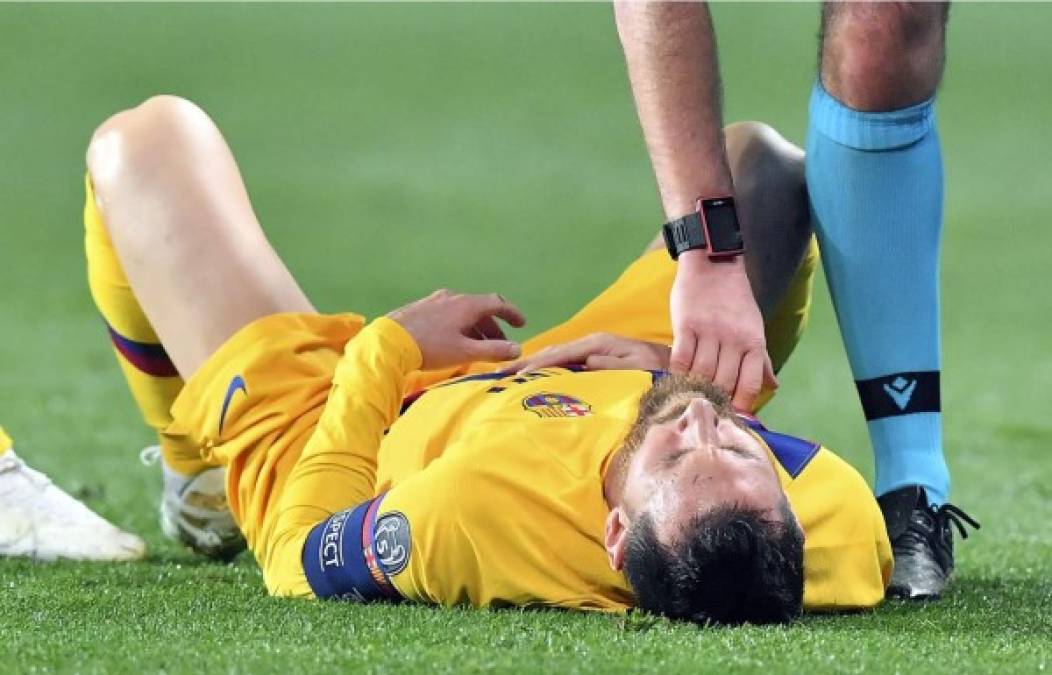 Messi se duele en el césped tras recibir un golpe de Jan Boril en la boca del estómago. Foto AFP