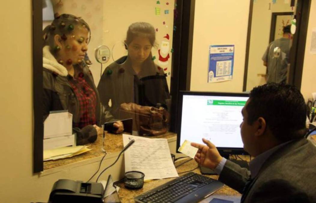 Las autoridades de Honduras inauguraron este miércoles un Centro Consular de Protección al Migrante en Houston, Texas. La primera dama, Ana García de Hernández, junto a las autoridades de Relaciones Exteriores abrieron el centro que brindará asistencia y protección a los hondureños independientemente de cual sea su situación migratoria.