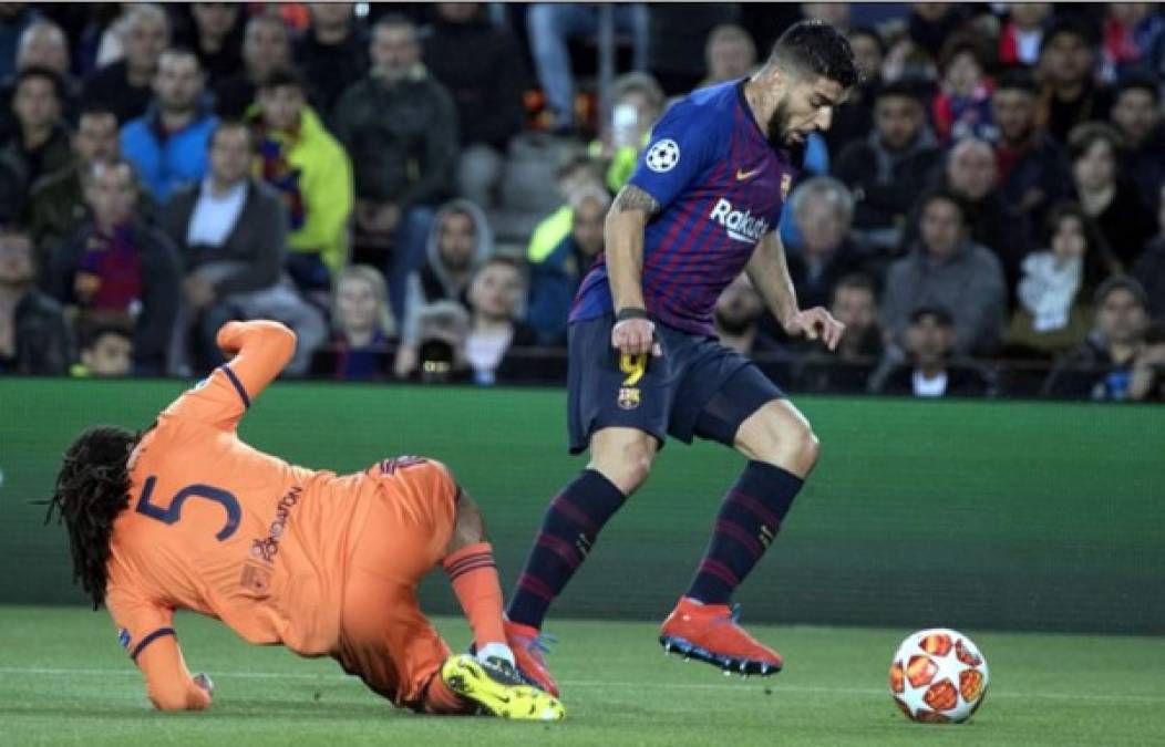 El momento del polémico penal que pitó el árbitro a favor del Barcelona por una falta inexistente. Fue Luis Suárez quien dio un pisotón al defensa del Lyon, Jason Denayer.