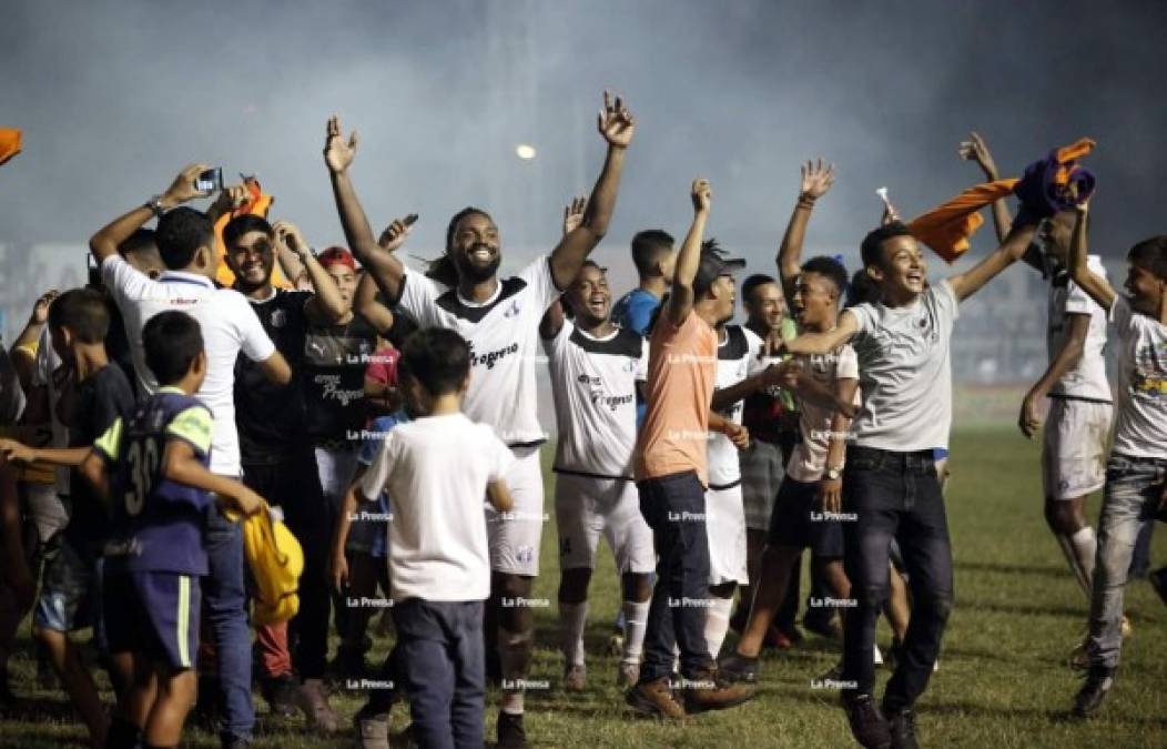 El festejo de los jugadores del Honduras Progreso tras el pitazo final.