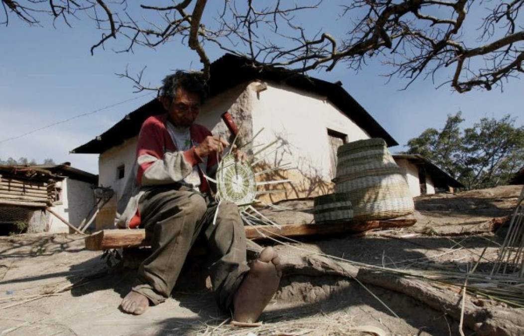 Los tolupanes trabajan en la elaboración de productos que venden para poder subsistir.