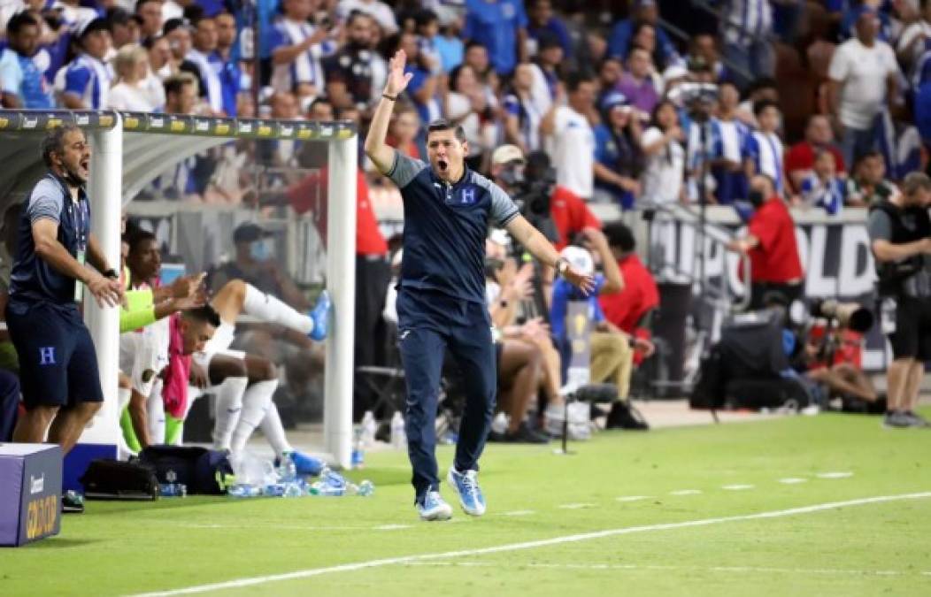 Los reclamos de Arnold Cruz, asistente técnico de la Selección de Honduras y que reemplazó a Fabián Coito, quien dio positivo por Covid-19.