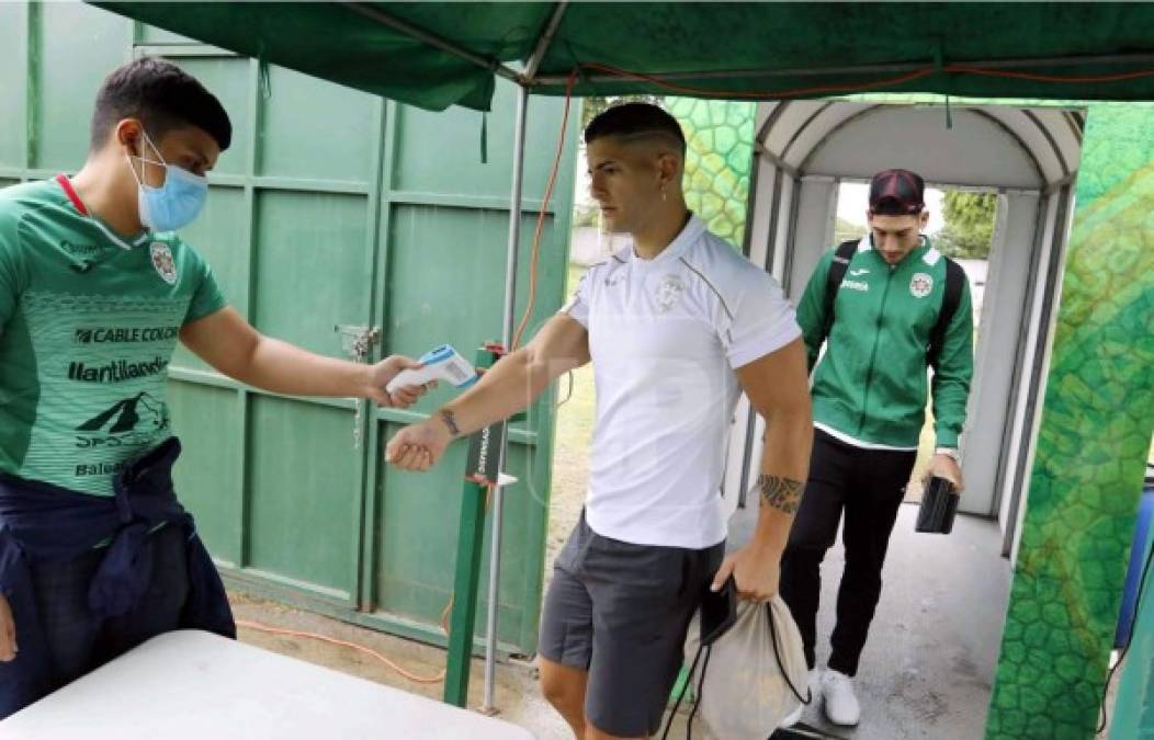 El delantero argentino Kevin Hoyos pasando por las medidas de bioseguridad en la entrada al inmueble deportivo. El nuevo fichaje del Marathón debutó y jugó todo el segundo tiempo.