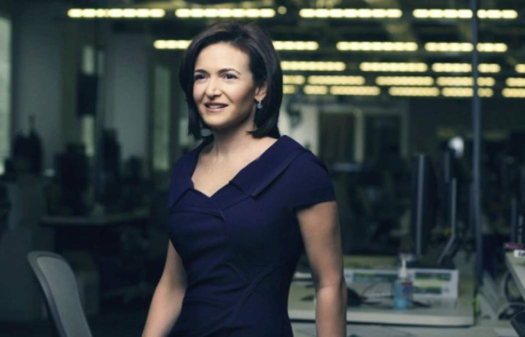 4. Sheryl Sandberg: La jefa de operaciones de Facebook hizo historia al convertirse en la primera mujer en formar parte de la directiva del gigante de la red social.