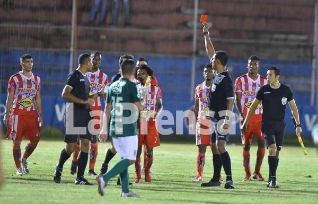 El árbitro Raúl Castro expulsó a Miguel Valerio, Carlos Palacios y Nolberto García de parte del Vida, mientras que del Marathón a Christian Cálix y Joshua Vargas.