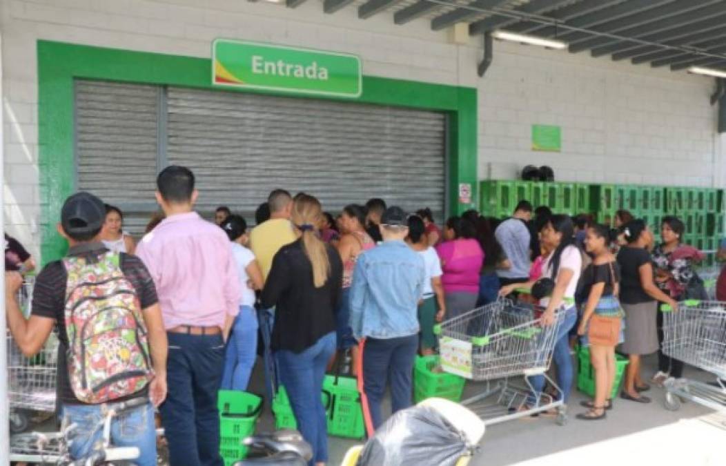 Hondureños esperan para entrar a un supermercado en El Progreso, Yoro, luego que el Gobierno implementara medidas para prevenir el coronavirus.