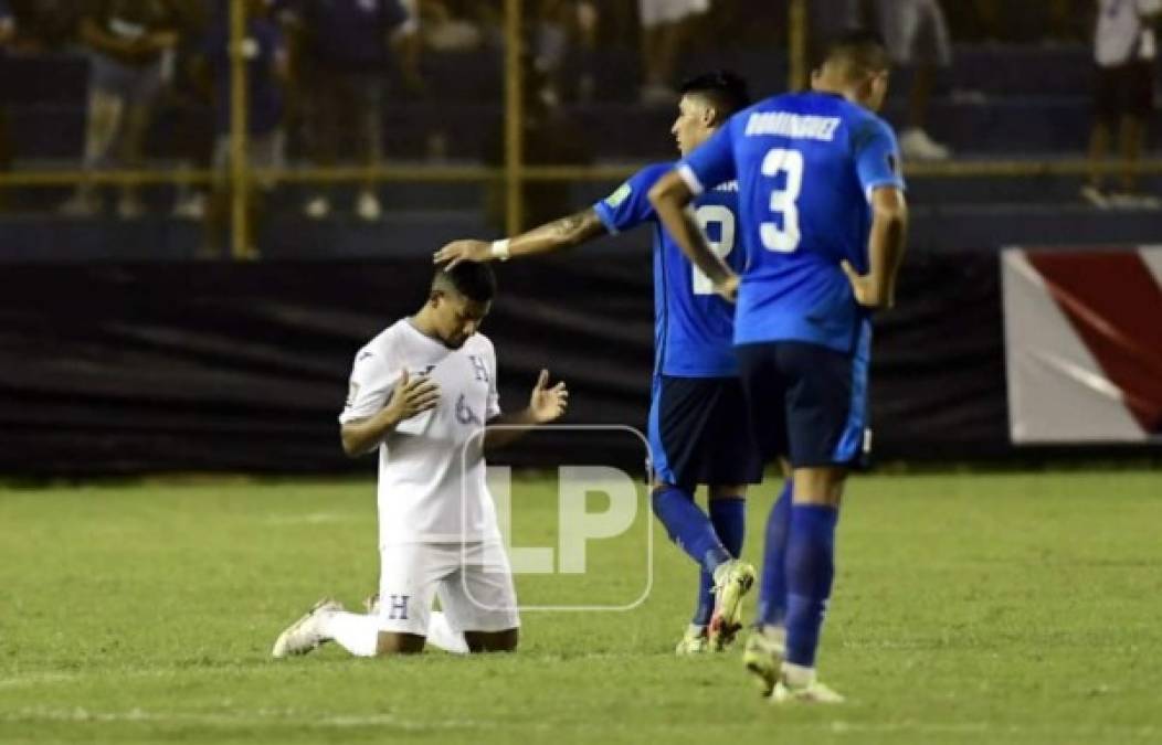 Bryan Moya agradeciendo a Dios por el empate que se llevó Honduras de El Salvador.