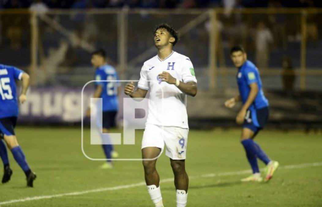 'Choco' Lozano se lamenta tras una ocasión fallada ante El Salvador.