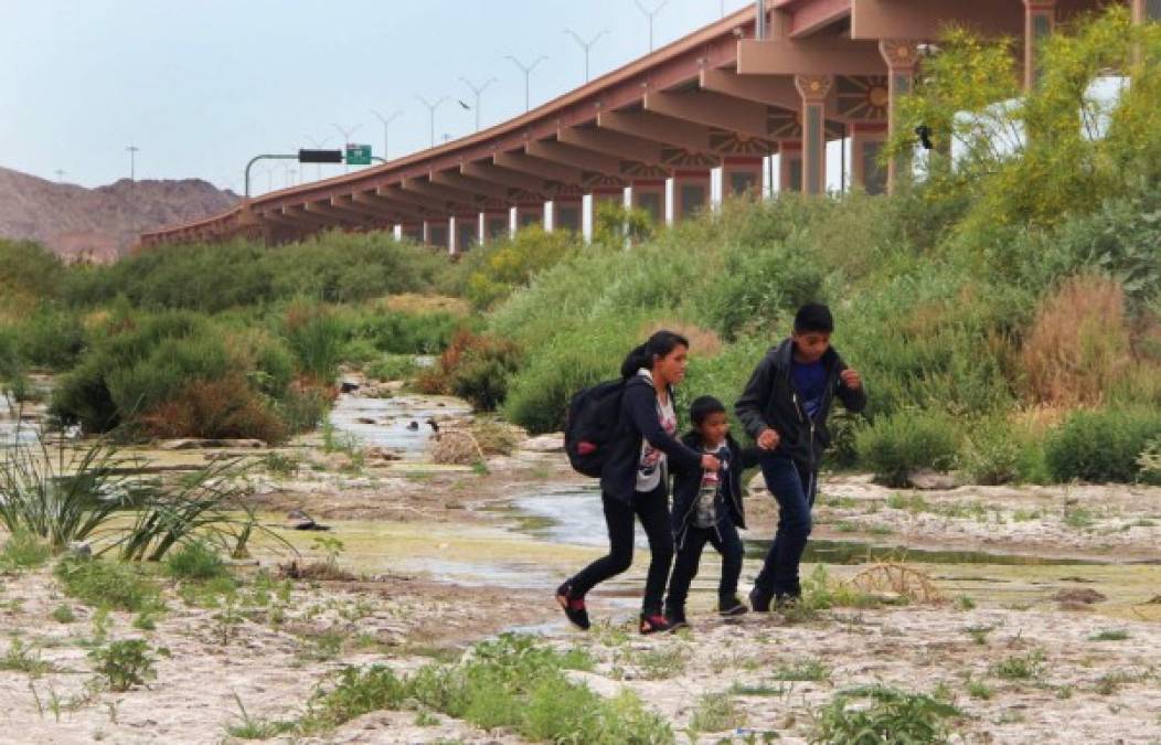 Ante la crisis registrada en la frontera tras la llegada de miles de migrantes en caravanas en los últimos meses, las autoridades estadounidenses habilitaron nuevos centros de detención en Texas y Arizona.