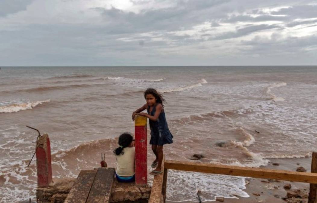 El director del Sistema Nacional de Prevención, Mitigación y Atención de Desastres (Sinapred) de Nicaragua, Guillermo González, informó que se prevén inundaciones y deslaves en el Caribe Norte y en los departamentos de Chinandega, principalmente en los alrededores del Volcán Casitas, donde el huracán Mitch de 1998 sepultó a miles de personas tras un derrumbe.