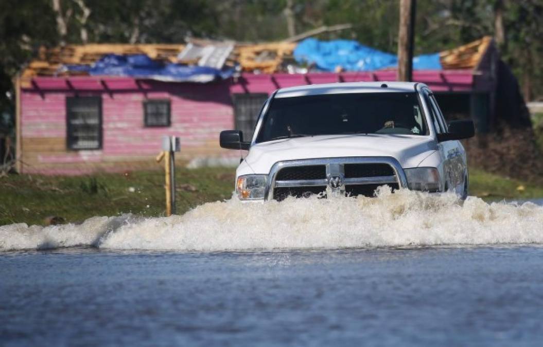 En un mensaje en su cuenta de Twitter, el gobernador alertó esta mañana que el huracán ha dejado en el estado un rastro de latentes 'peligros como carreteras inundadas, cables eléctricos caídos y vida silvestre desplazada' y pidió a los residentes a permanecer atentos.<br/>