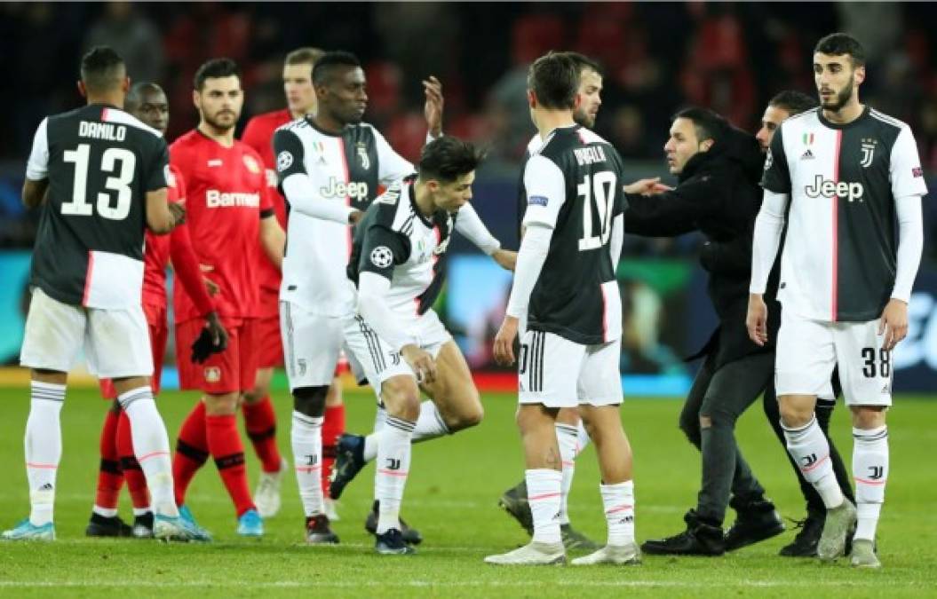 Cristiano Ronaldo reaccionó molesto por la acción del espontáneo que saltó a la cancha.