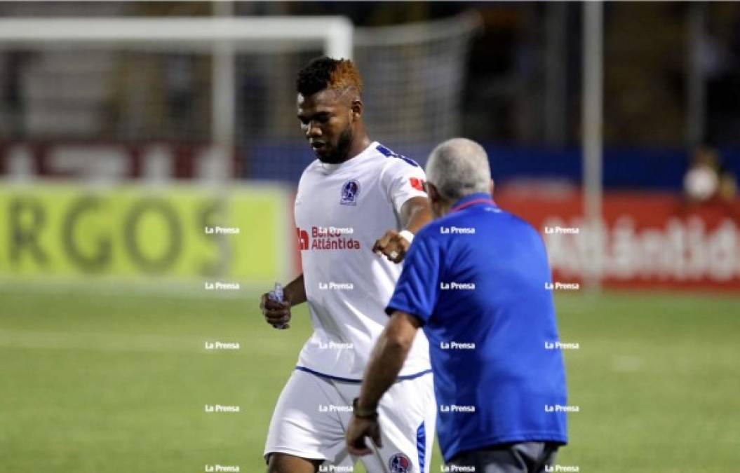 Jorge Benguché fue felicitado por Manuel Keosseián tras su primer gol del partido.