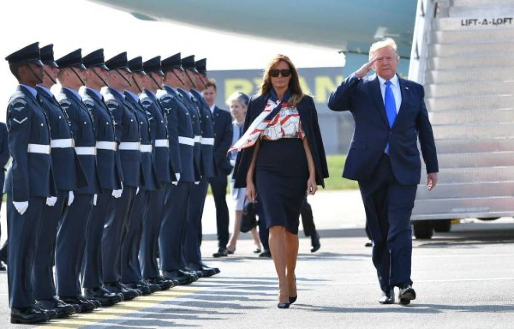 Melania, sin embargo, rindió homenaje al Reino Unido con su atuendo al aterrizar en Londres. La primera dama lució una camisa, acompañada por un pañuelo, de Burberry, marca insignia del diseño británico y una falda lápiz de Gucci.