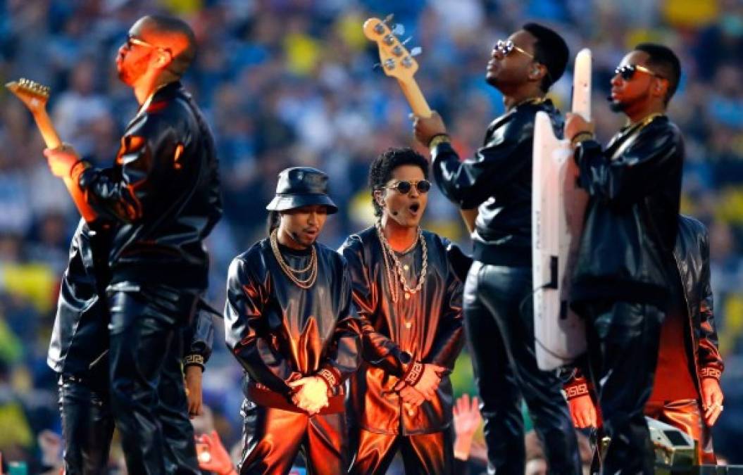 Con mucha energía, el cantante entonó el éxito 'Uptown Funk'.