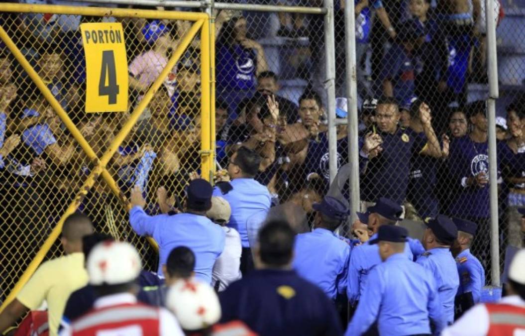 Durante el partido ocurrió un percanse en las gradas del estadio Nacional donde estaba aficionados del Motagua.