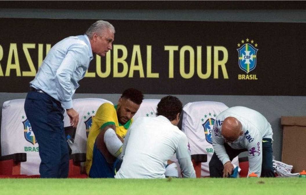 Neymar se retiró del campo cojeando y fue atendido en el banquillo por los médicos de la selección brasileña. Foto EFE