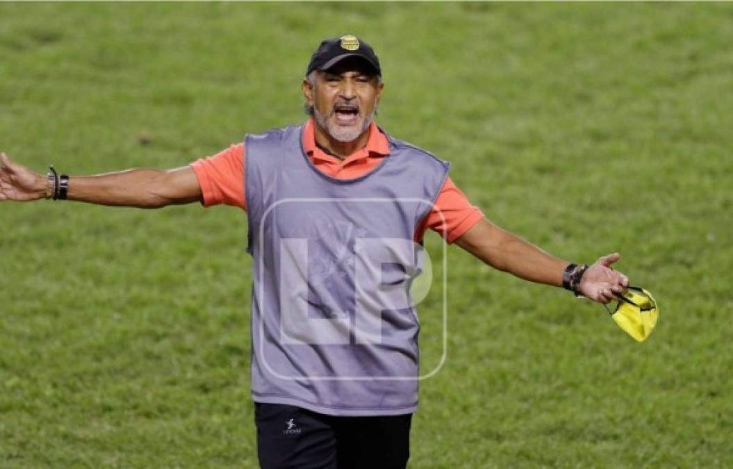 Raúl 'Potro' Gutiérrez, técnico del Real España, reclamando durante el clásico.