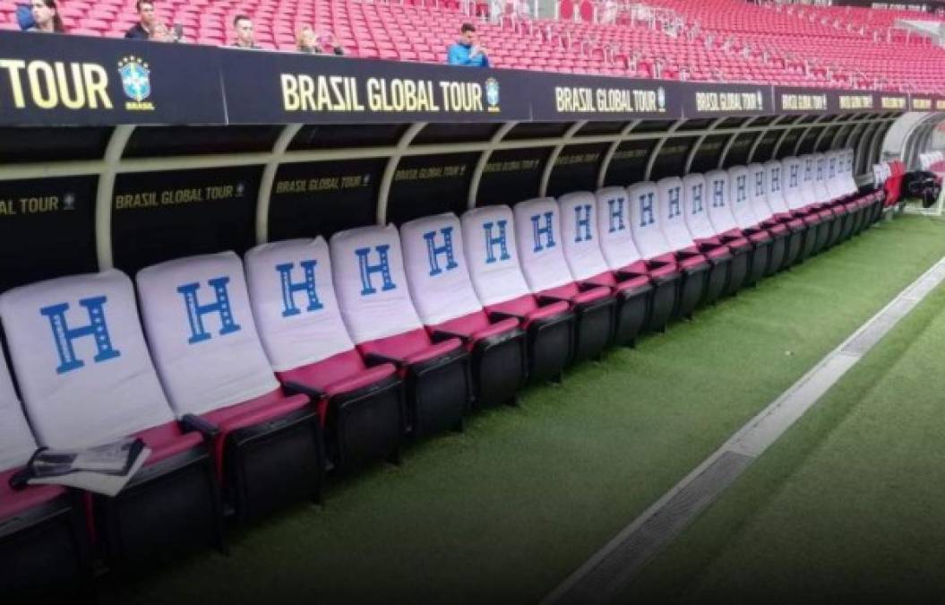 El banquillo de Honduras en el estadio Beira-Río de Porto Alegre también lució los colores de la Bicolor.