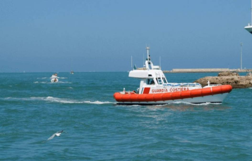 El relato de su pareja y fotógrafo, Gerenius Tavarov, de unos 40 años y nacionalidad ruso-inglesa según la prensa italiana, explica que habían alquilado una canoa neumática para una salida a las aguas azules de la costa sarda.