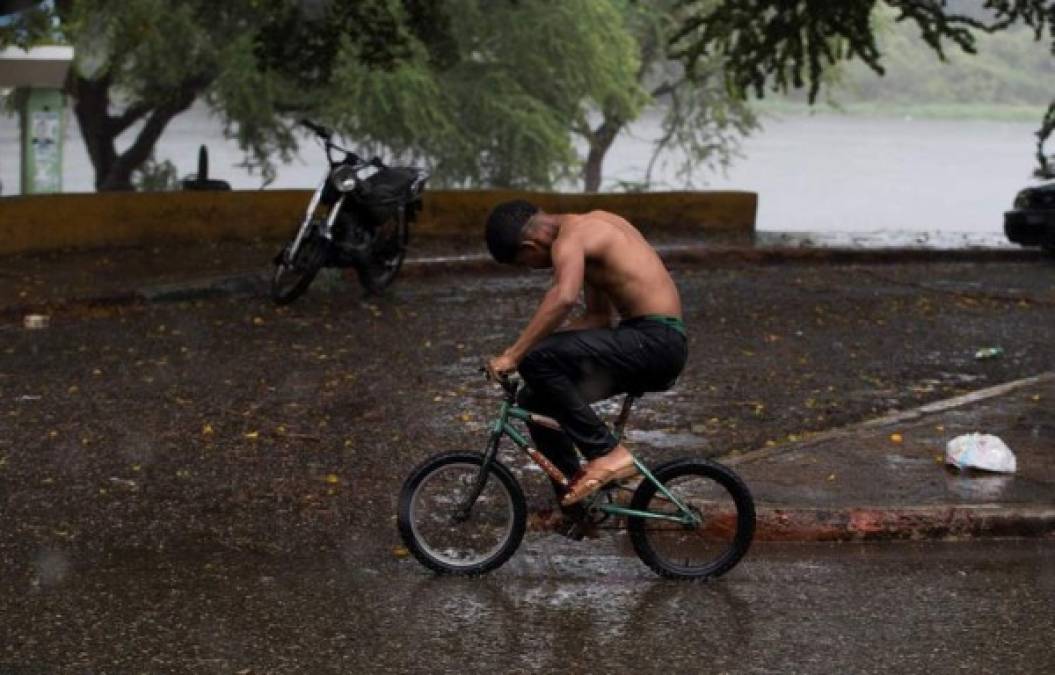 La tormenta, que se formó en la noche del miércoles, se encontraba esta mañana al sureste de la isla Saona, sureste de la República Dominicana, con vientos sostenidos de 96 kilómetros por hora, según datos del Centro Nacional de Huracanes (NHC) de Estados Unidos.<br/>