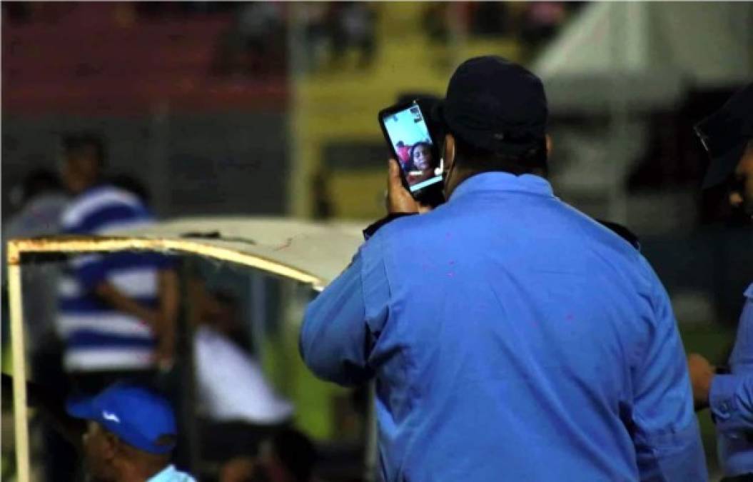 Este policía estuvo muy pendiente informando sobre el partido Vida-Motagua en el estadio de La Ceiba.