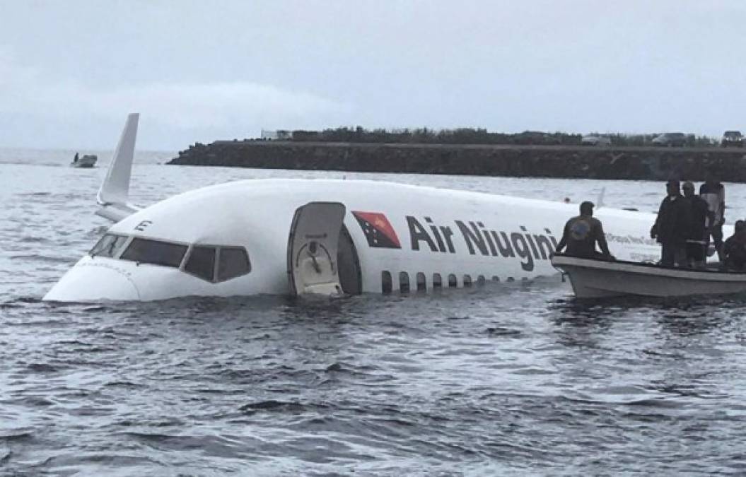 This photo taken by James Benito on September 28, 2018, shows locals approaching the crashed Air Niugini aircraft on the remote Island of Weno, in Micronesia.<br/>An Air Niugini plane ditched into a lagoon after overshooting the runway on the remote island of Weno but there were no serious injuries, local media reports said. / AFP PHOTO / JAMES BENITO / JAMES BENITO / RESTRICTED TO EDITORIAL USE - MANDATORY CREDIT 'AFP PHOTO / JAMES BENITO' - NO MARKETING NO ADVERTISING CAMPAIGNS - DISTRIBUTED AS A SERVICE TO CLIENTS == NO ARCHIVE<br/>