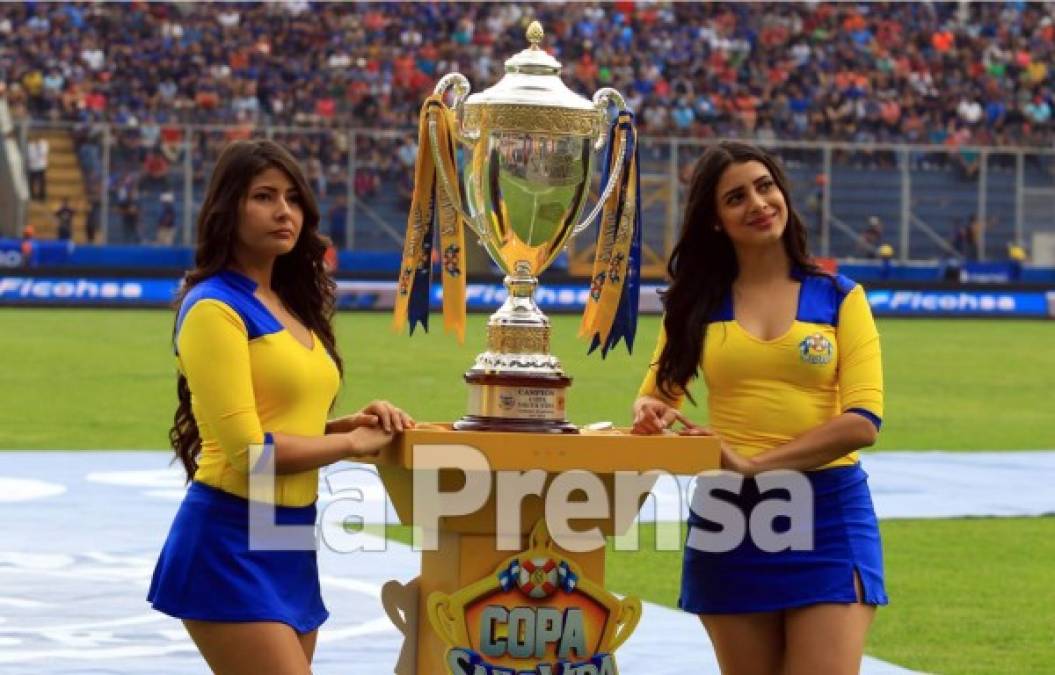 Las bellas chicas que posaron con la copa que se llevará el campeón del Torneo Clausura 2018.