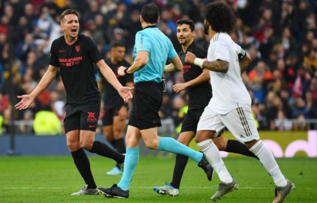 Barcelona's Argentinian forward Lionel Messi (C) reacts after missing a goal opportunity during the Spanish league football match between Sevilla FC and FC Barcelona at the Ramon Sanchez Pizjuan stadium in Seville on June 19, 2020. (Photo by CRISTINA QUICLER / AFP)