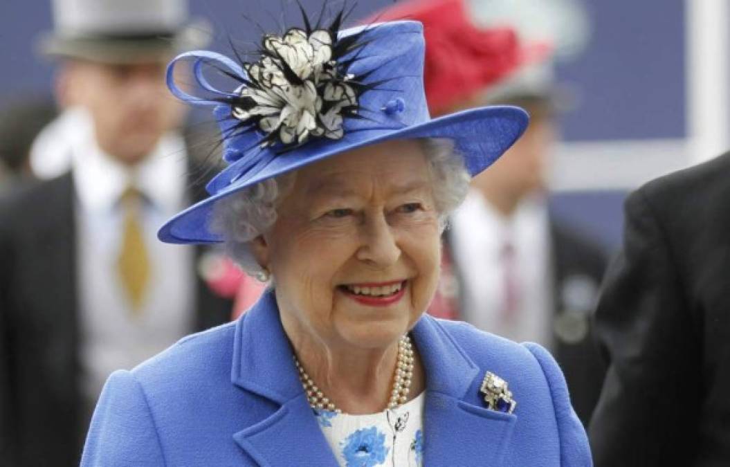 Fuera del protocolo, la reina de Inglaterra autorizó a la guardia de Buckingham Palace para que tocara el himno nacional de Estados Unidos en el cambio de guardia.