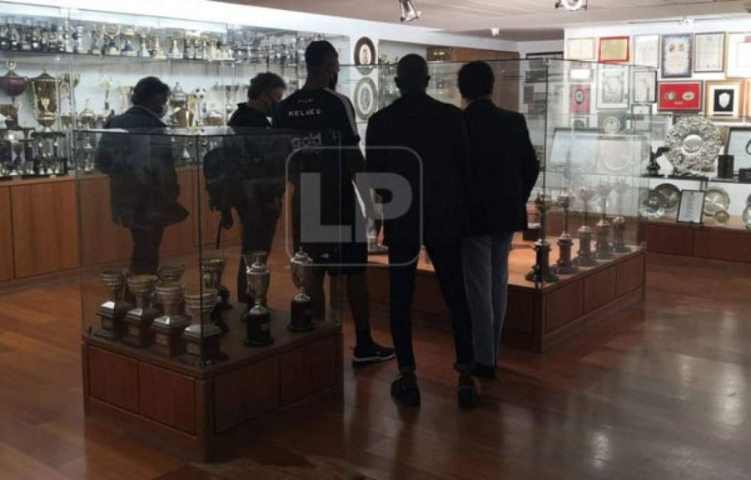 Luego de estampar su firma, Jorge Benguché realizó junto a los directivos del club un recorrido por las instalaciones del Boavista y posteriormente efectuó su primer entrenamiento .