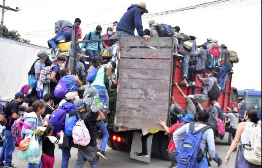 La gran mayoría de migrantes partieron minutos después de las 04H00 locales (10H00 GMT) de la terminal de transporte de San Pedro Sula, 180 km al norte de Tegucigalpa, para recorrer los cerca de 260 km que les separa de Agua Caliente, en la frontera con Guatemala, el primer escollo a sortear.