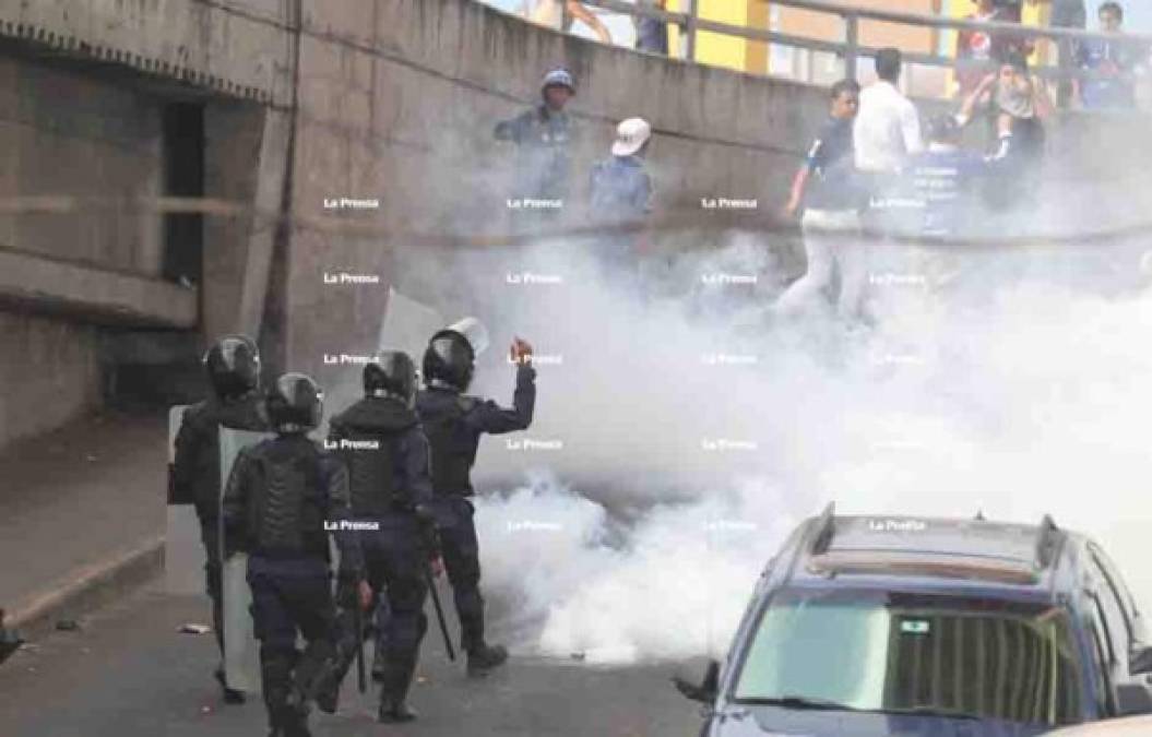 El miedo y terror se apoderó de las personas que circulaban en la calles de Tegucigalpa.