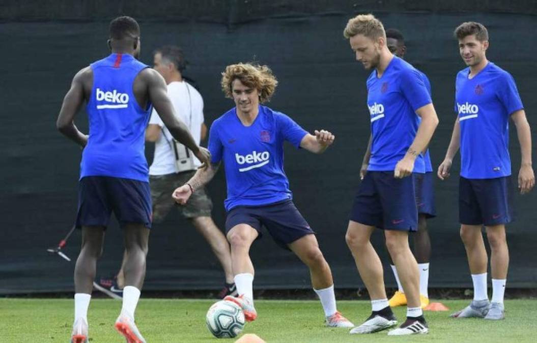 Antoine Griezmann se ejercitó este lunes junto a sus nuevos compañeros en el primer entrenamiento de pretemporada del FC Barcelona, tras su fichaje por el club azulgrana.