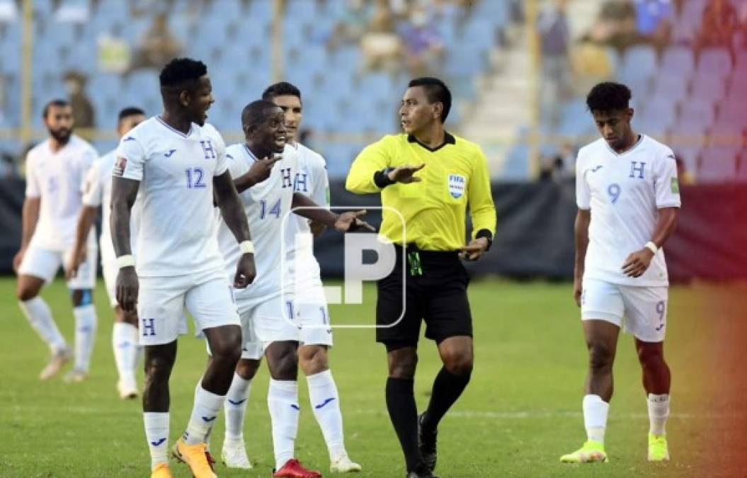 Los futbolistas hondureños reclamando al árbitro guatemalteco Walter López.