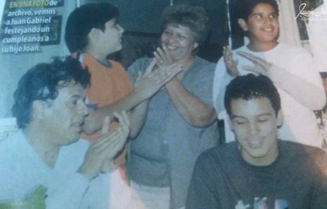 Juan Gabriel era muy reservado con su familia. Estas son algunas de las pocas imágenes que se conocen del artista desde la intimidad de su hogar con cuatro de sus cinco hijos.