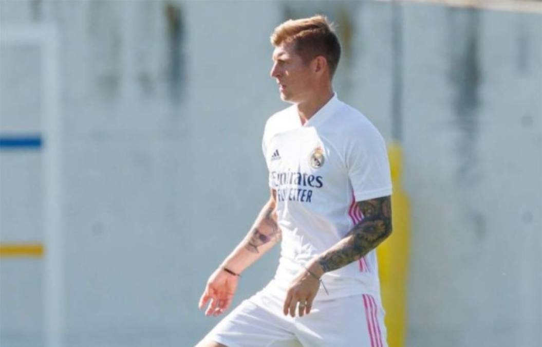 Toni Kroos - El alemán vuelve al medio campo luego de ser suplente ante los ucranianos. Sus aportaciones al equipo están siendo discretas y sin influir demasiado en el juego del equipo.