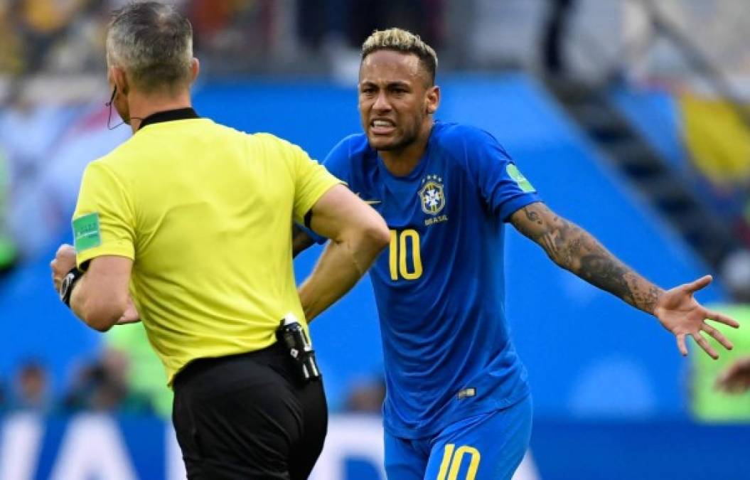 Neymar le hizo varios reclamos al árbitro.