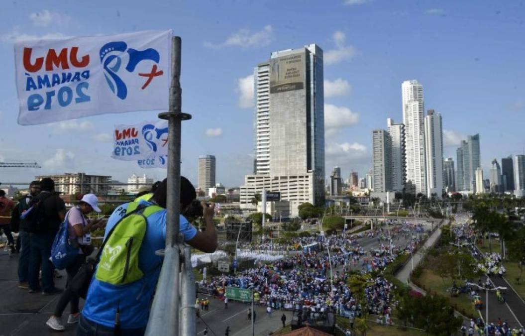 Miles de peregrinos se congregaban este martes en un paseo frente a la Bahía de Panamá para escuchar la misa de bienvenida que dará apertura formal a la Jornada Mundial de la Juventud (JMJ).