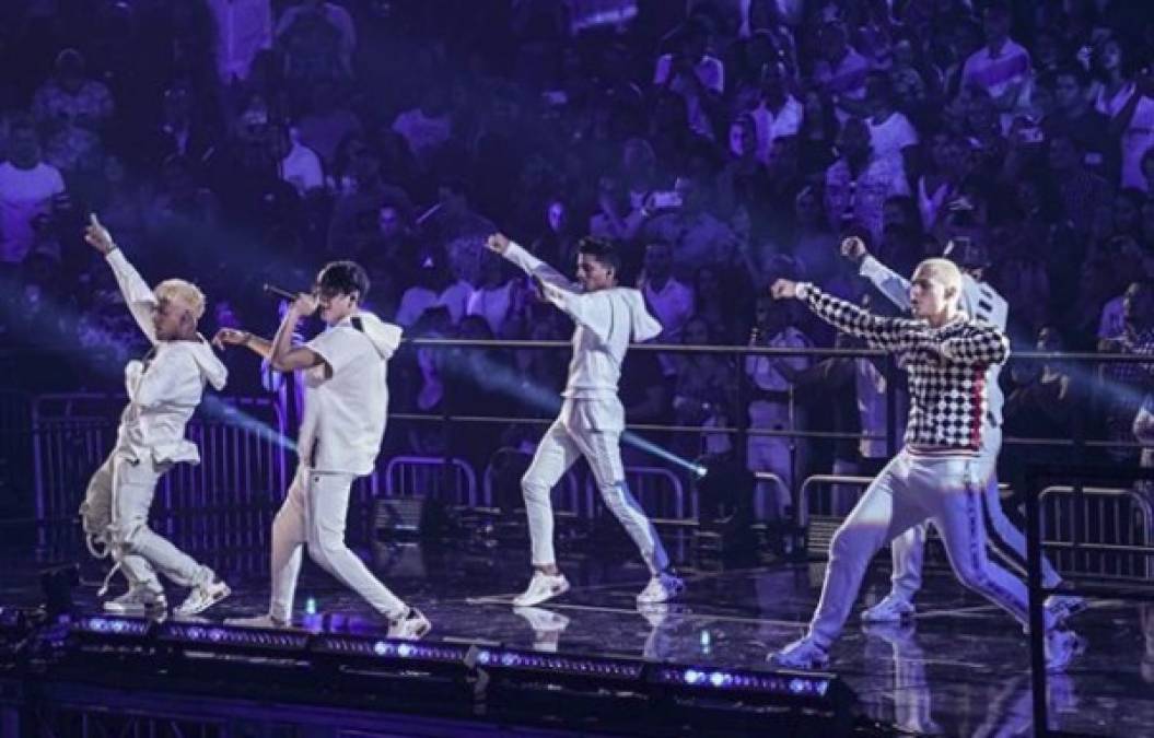 Los chicos de CNCO pusieron a sus fans a bailar con el single 'Se vuelve Loca' que ya superó el millón de reproducciones en YouTube.