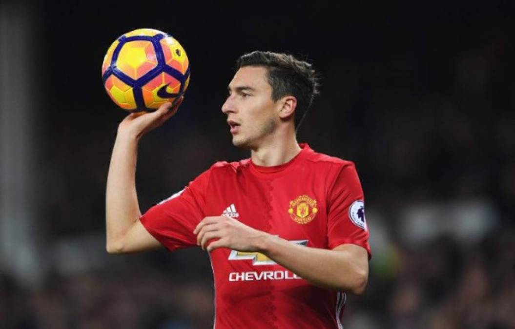 Darmian: La Juventus ha ofrecido 22 millones al Manchester United por su lateral derecho informa Tuttosport. Pagaría 4 millones por un primer año de cesión, con una cláusula de compra obligatoria al fin de la temporada por el valor de los 18 millones restantes.