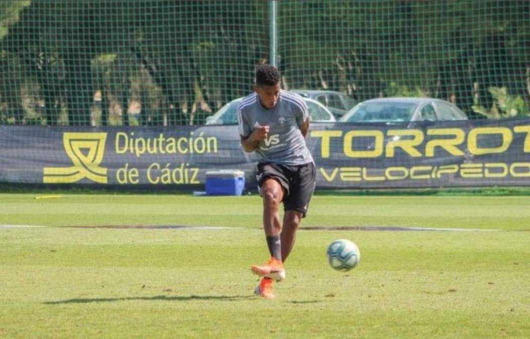 Antony Lozano llega a un Cádiz que se ubica en el primer lugar de la segunda división de España. Tras 3 jornadas disputadas, marcha invicto por lo que cuenta con 9 puntos.