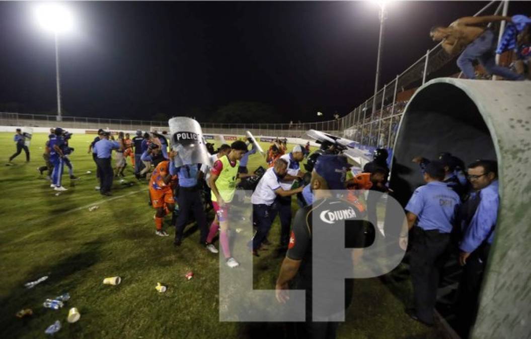 Aficionados del Motagua le tiraron de todo a los jugadores de la UPN en Comayagua.