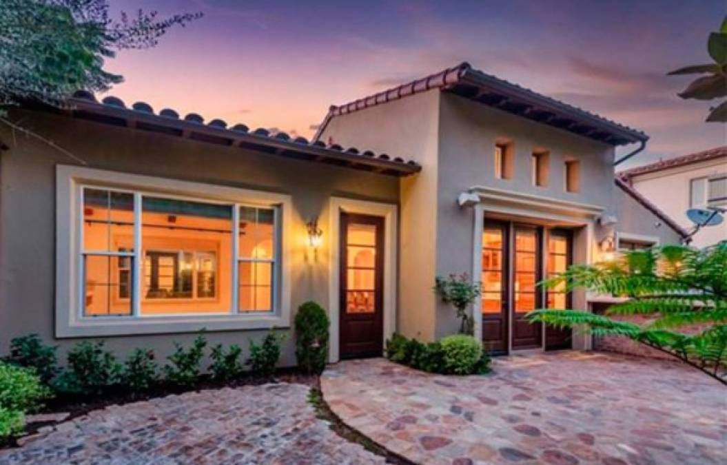 La espectacular mansión de estilo toscano se levantó en el año 2003, pero la pareja la adquirió en 2013, para tener otra propiedad cerca de su vivienda principal en Newport Coast, en el mismo condado de Orange en California.