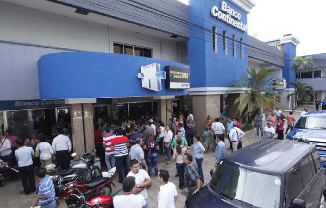 Largas filas se formaron el lunes en sucursales de Banco Continental en San Pedro Sula.